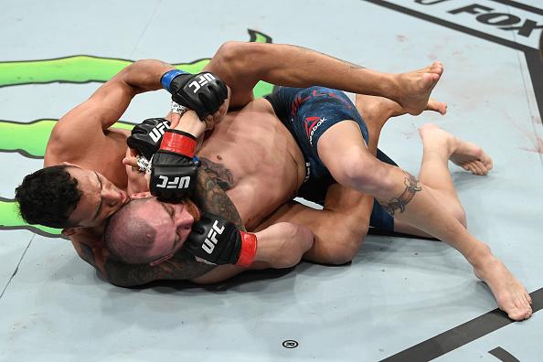 Charles do Bronx finaliza Jim Miller com um mata-leão no UFC Wisconsin