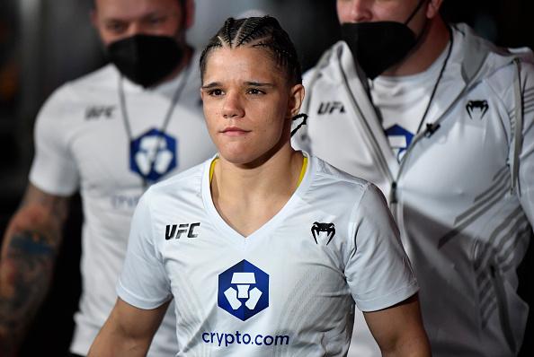 Ariane "Sorriso" caminha para sua luta no UFC Vegas 40