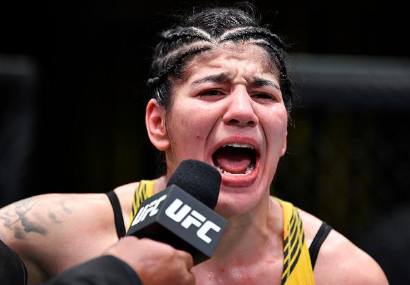 Ketlen Vieira comemora sua vitória no UFC Vegas 43