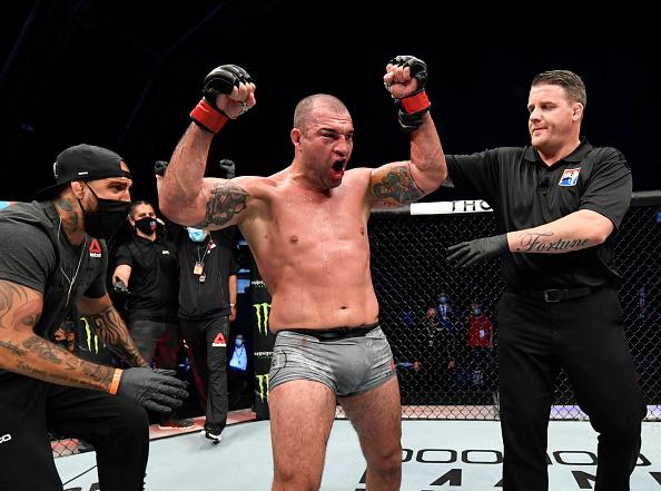 Maurício Shogun comemora sua vitória no UFC Fight Island 3