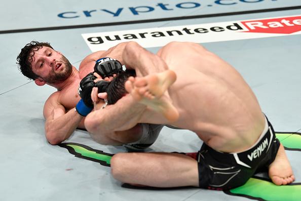 Allan "Puro Osso" tenta finalizar Tagir Ulabenkov no UFC 267