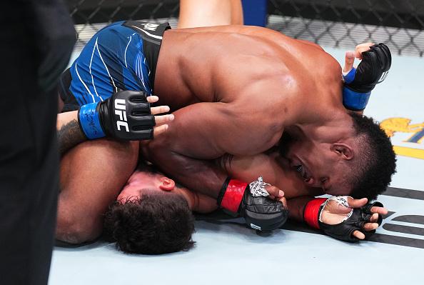 Alonzo Menifield nocauteia Askar Mozharov no UFC Vegas 56 (Chris Unger/Zuffa LLC)