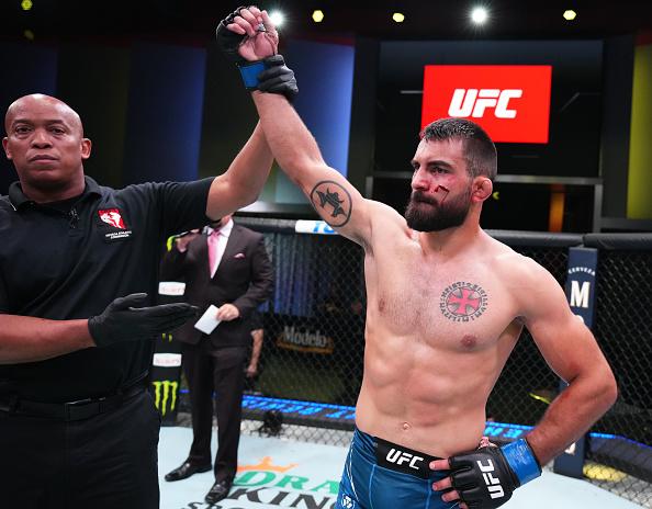 Benoit Saint Denis comemora após vencer Niklas Stolze no UFC Vegas 56 (Chris Unger/Zuffa LLC)