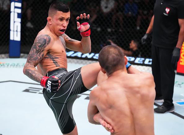 Jeff Molina conecta chute em Zhalgas Zhumagulov no UFC Vegas 56 (Chris Unger/Zuffa LLC)