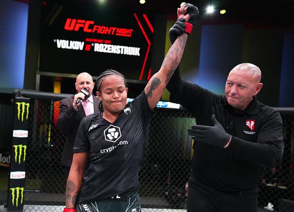 Karine Silva comemora após finalizar Poliana Botelho no UFC Vegas 56 (Chris Unger/Zuffa LLC)