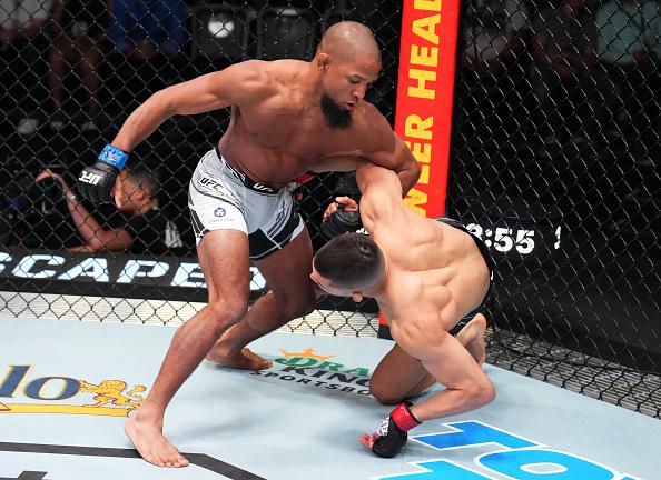 Tony Gravely nocauteia Johnny Munoz no UFC Vegas 56 (Chris Unger/Zuffa LLC)