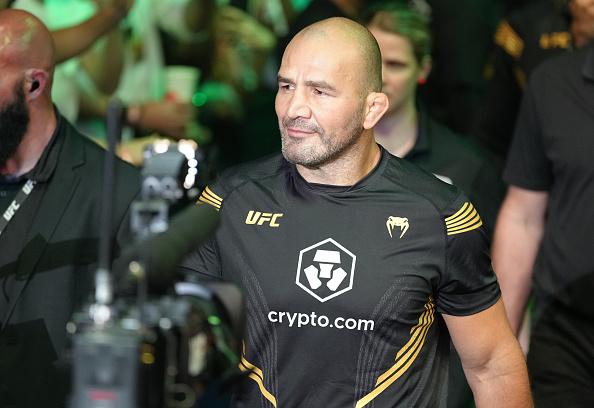 Glover Teixeira caminha para a luta no UFC 275. (Foto por Jeff Bottari/Zuffa LLC)