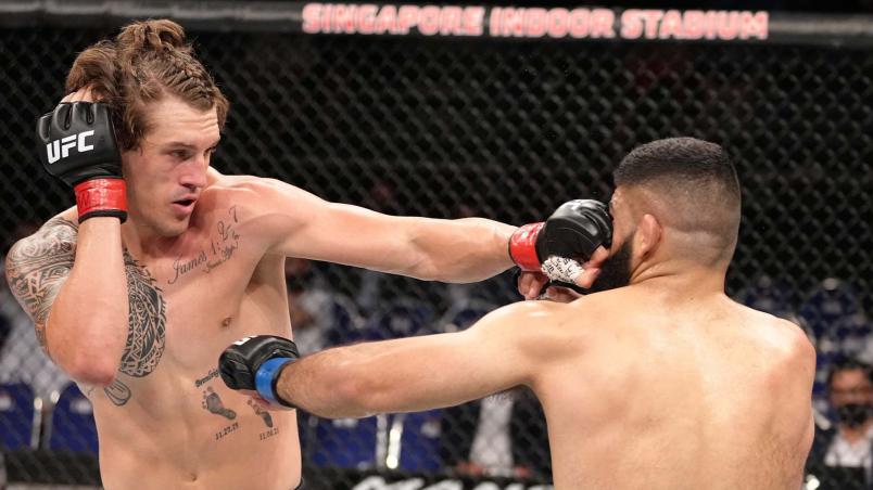 Brendan Allen conecta soco em Jacob Malkoun no UFC 275 (Jeff Bottari/Zuffa LLC)