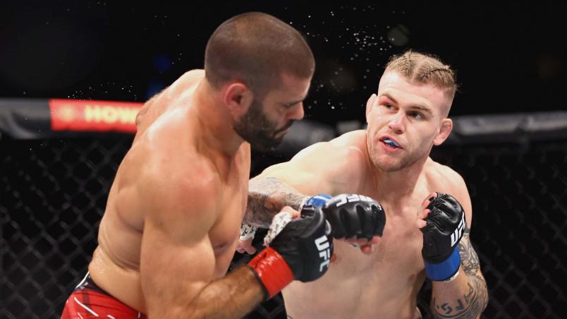 Jake Matthews golpeia André Fialho no UFC 275 (Yong Teck Lim/Getty Images)