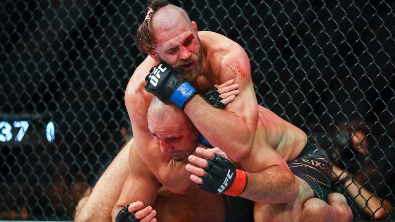 Jiri Prochazka encaixa estrangulamento e finaliza Glover Teixeira no UFC 275 (Yong Teck Lim/Getty Images)