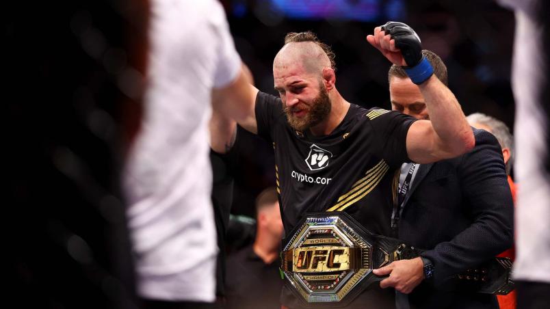 Jiri Prochazka recebe o cinturão dos UFC após derrotar Glover Teixeira no UFC 275 (Yong Teck Lim/Getty Images)