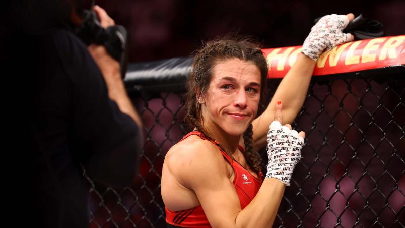 Joanna Jedrzejczyk sem as luvas no Octógono do UFC 275 (Yong Teck Lim/Getty Images)