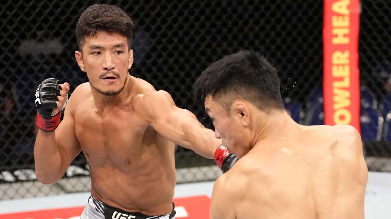 Kyung Ho Kang golpeia Batgerel Danaa no UFC 275 (Jeff Bottari/Zuffa LLC)