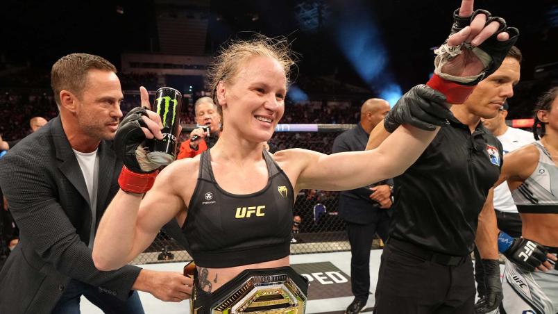 Valentina Shevchenko comemora após vencer Taila Santos por decisão dividida no UFC 275 (Jeff Bottari/Zuffa LLC)