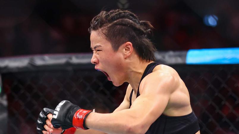 Zhang Weili comemora após nocautear Joanna Jedrzejczyk no UFC 275 (Yong Teck Lim/Getty Images)