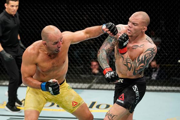 Glover Teixeira e Anthony Smith trocam golpes no UFC Jacksonville em 2020 (Cooper Neill/Zuffa LLC)