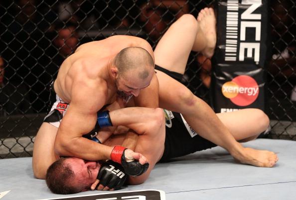 Glover Teixeira golpeia Fábio Maldonado no UFC 153 (Josh Hedges/Zuffa LLC)