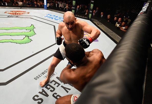 Glover Teixeira golpeia Rashad Evans no UFC Tampa em 2016 (Jeff Bottari/Zuffa LLC)