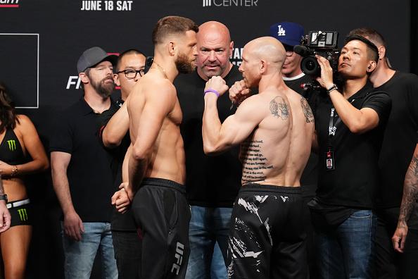 Calvin Kattar e Josh Emmett fazem a encarada na Pesagem Cerimonial do UFC Austin. (Foto por Josh Hedges/Zuffa LLC)