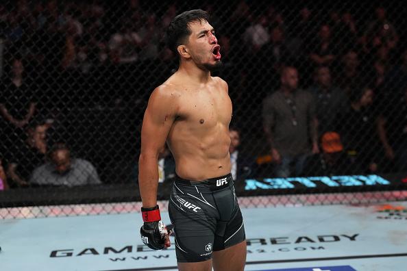 Adrian Yanez comemora a vitória no UFC Austin. (Foto por Josh Hedges/Zuffa LLC)