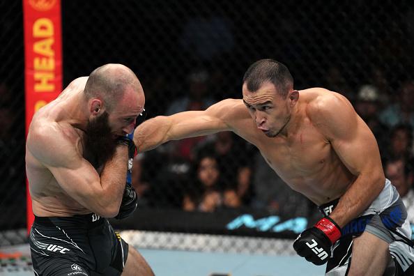 Damir Ismagulov golpeia Guram Kutateladze no UFC Austin. (Foto por Josh Hedges/Zuffa LLC)