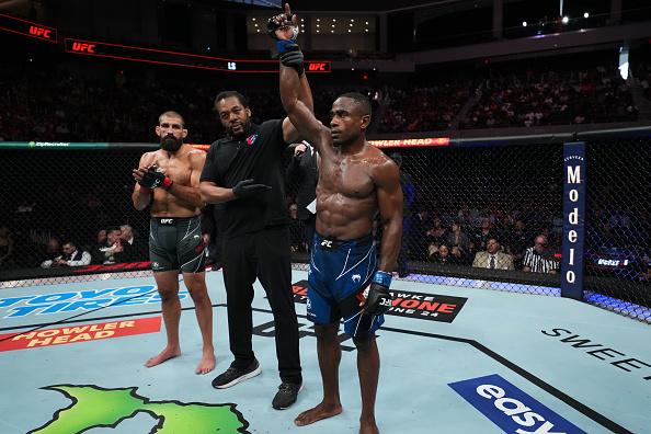 Jeremiah Wells comemora sua vitória no UFC Austin. (Foto por Josh Hedges/Zuffa LLC)