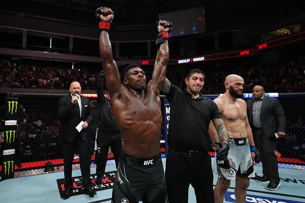 Joaquin Buckley comemora sua vitóra no UFC Austin. (Foto por Josh Hedges/Zuffa LLC)