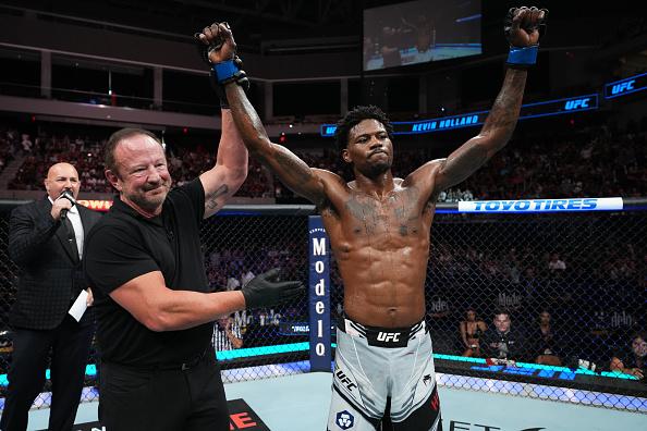 Kevin Holland comemora sua vitória no UFC Austin. (Foto por Josh Hedges/Zuffa LLC)