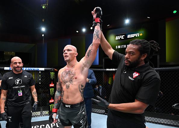 Anthony Smith comemora a vitória no UFC Vegas 37. (Foto por Jeff Bottari/Zuffa LLC)