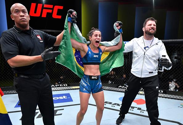 Glória de Paula comemora a vitória no UFC Vegas 48. (Foto por Jeff Bottari/Zuffa LLC)