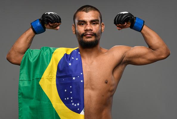 Raulian Paiva posa para retrato após a vitória no UFC Vegas 32. (Foto por Mike Roach/Zuffa LLC)