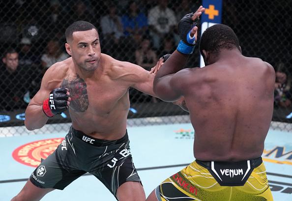 Carlos Ulberg golpeia Tafon Nchukwi no UFC Vegas 57. (Foto por Jeff Bottari/Zuffa LLC)