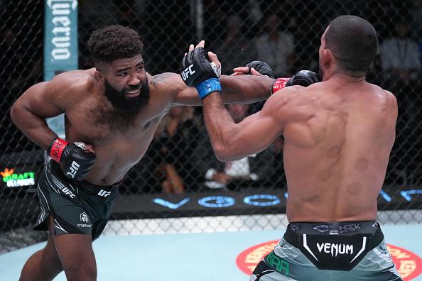 Chris Curtis golpeia Rodolfo Vieira no UFC Vegas 57. (Foto por Jeff Bottari/Zuffa LLC)