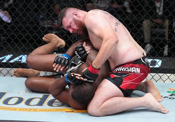 Josh Parisian nocauteia Alan Baudot no UFC Vegas 57. (Foto por Jeff Bottari/Zuffa LLC)