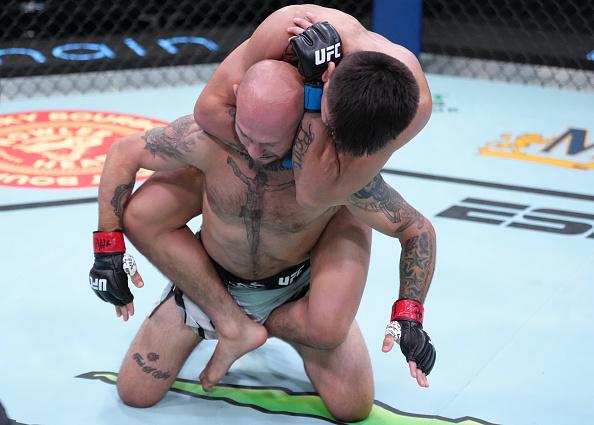 Mario Bautista finaliza Brian Kelleher no UFC Vegas 57. (Foto por Jeff Bottari/Zuffa LLC)