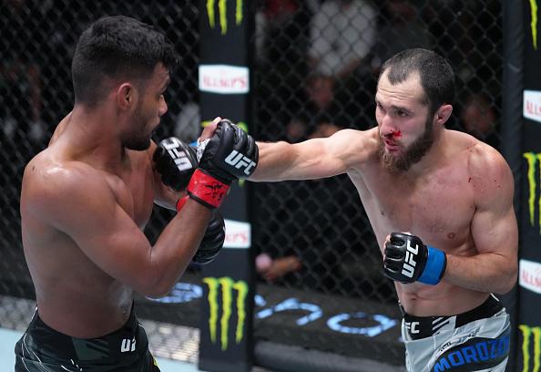 Sergey Morozov golpeia Raulian Paiva no UFC Vegas 57. (Foto por Jeff Bottari/Zuffa LLC)