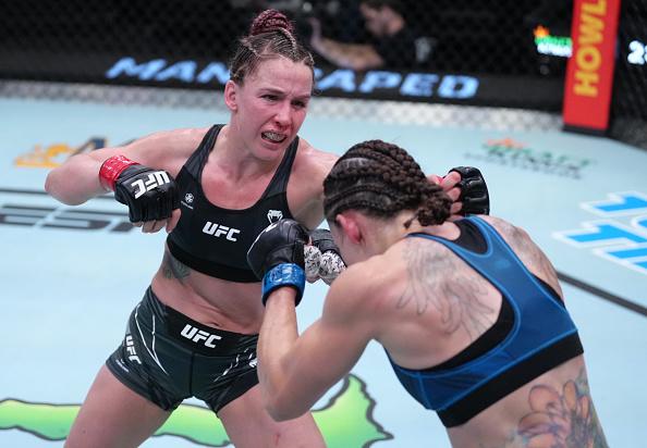 Vanessa Demopoulos golpeia Jihn Yu Frey no UFC Vegas 57. (Foto por Jeff Bottari/Zuffa LLC)