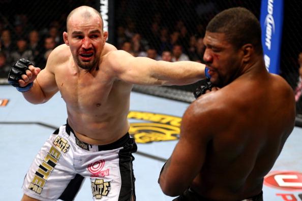 Glover Teixeira golpeia Rampage Jackson no UFC Chicago em 2013 (Al Bello/ Zuffa LLC/ Getty Images)