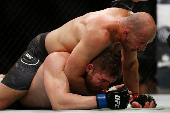 Glover Teixeira encaixa mata-leão em Ion Cutelaba no UFC Fort Lauderdale em 2019 (Michael Reaves/Getty Images)