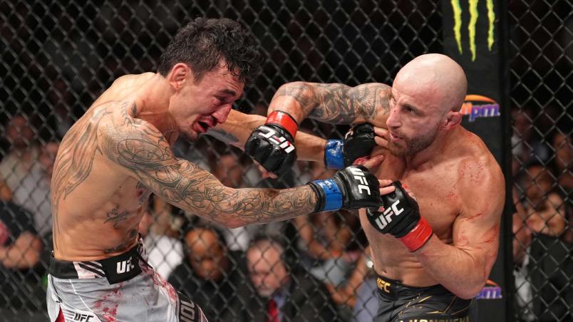 Alexander Volkanovski golpeia Max Holloway no UFC 276 (Jeff Bottari/Zuffa LLC)