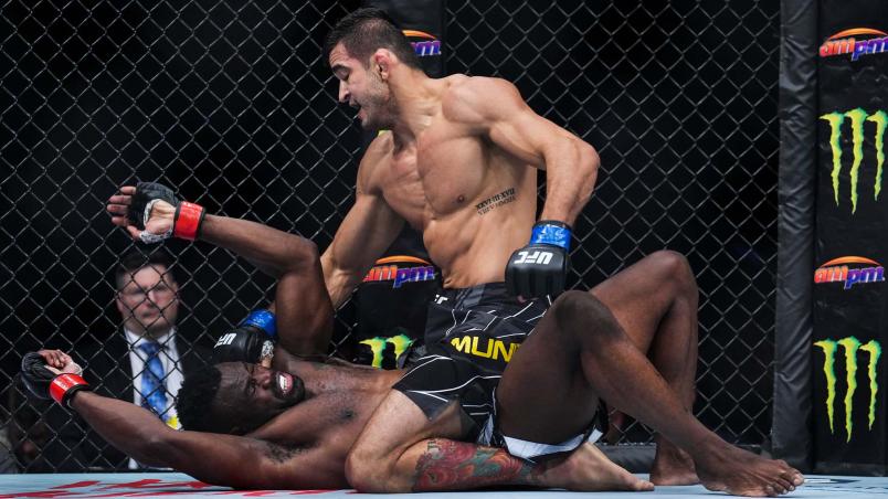 Andre Muniz desfere socos da montada em Uriah Hall no UFC 276 (Chris Unger/Zuffa LLC)