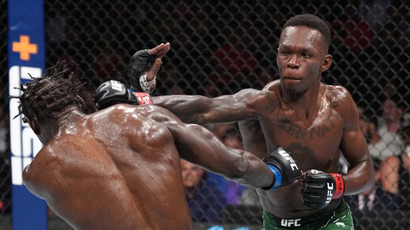 Israel Adesanya golpeia Jared Cannonier no UFC 276 (Jeff Bottari/Zuffa LLC)