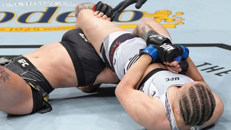 Julija Stoliarenko aplica chave de braço e finaliza Jessica-Rose Clark no UFC 276 (Jeff Bottari/Zuffa LLC)