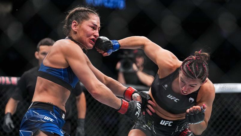 Maycee Barber golpeia Jessica Eye no UFC 276 (Chris Unger/Zuffa LLC)