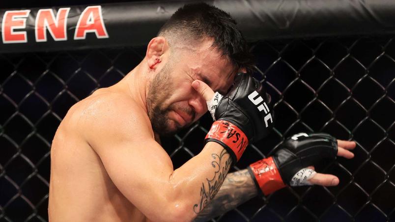 Pedro Munhoz leva a mão aos olhos após cutucada acidental de Sean O'Malley que levou ao fim da luta no UFC 276 (Carmen Mandato/Getty Images)