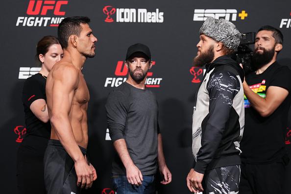 Rafael dos Anjos e Rafael Fiziev fazem a encarada na pesagem do UFC Vegas 58. (Foto por Chris Unger/Zuffa LLC)