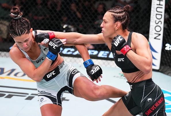 Antonina Shevchenko golpeia Cortney Casey no UFC Vegas 58. (Foto por Chris Unger/Zuffa LLC)