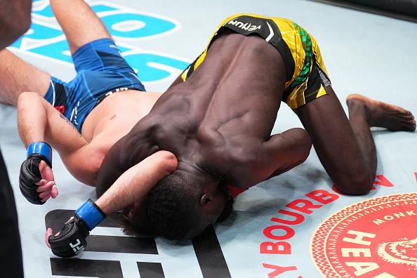 David Onama finaliza Garrett Armfield no UFC Vegas 58. (Foto por Chris Unger/Zuffa LLC)