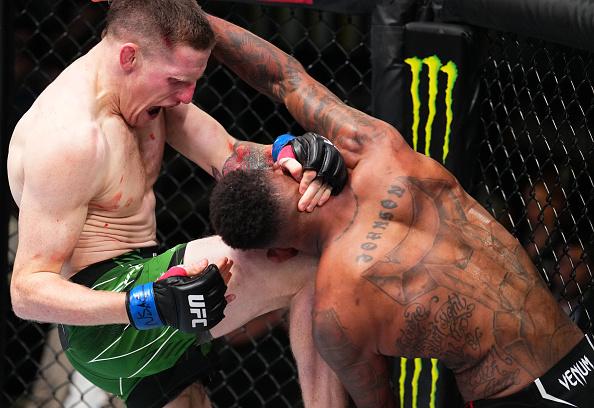 Jamie Mullarkey golpeia Michael Johnson no UFC Vegas 58. (Foto por Chris Unger/Zuffa LLC)