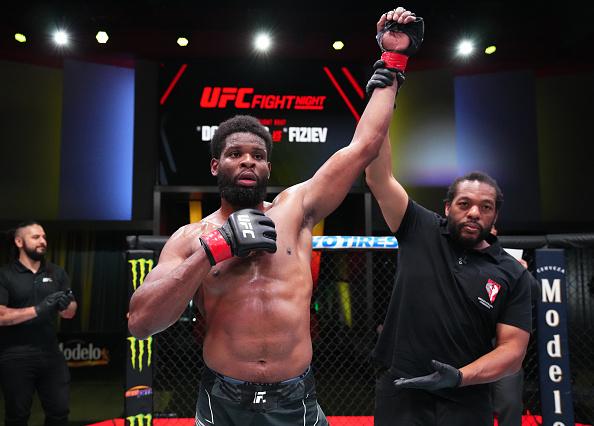 Kennedy Nzechukwu comemora sua vitória no UFC Vegas 58. (Foto por Chris Unger/Zuffa LLC)